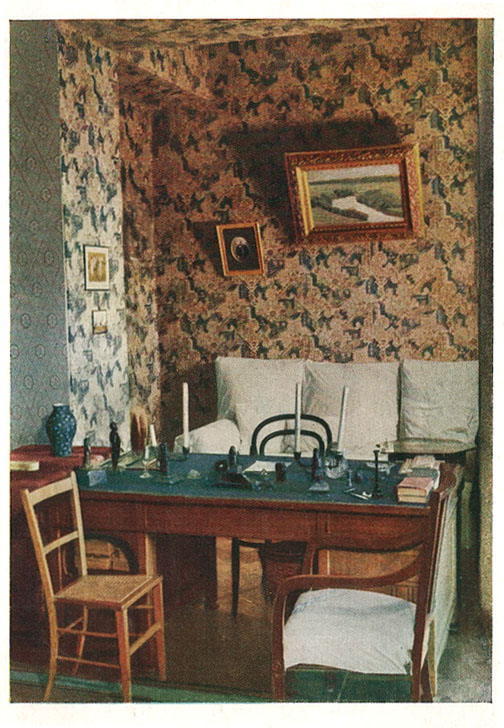 Ялта. Дом-музей А.П.Чехова. Письменный стол и ниша кабинета
