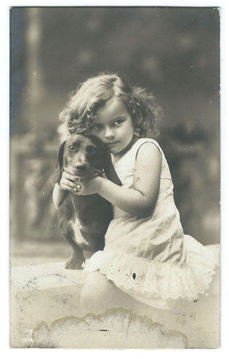 Дореволюционная открытка. Девочка с собакой