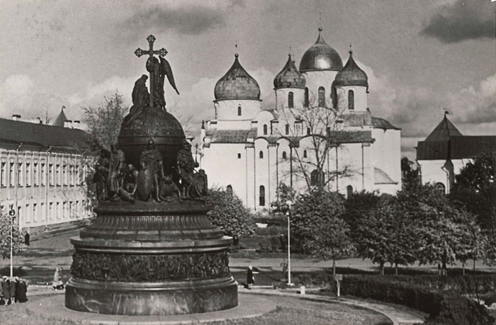 Новгород. 1967. Софийский собор и памятник Тысячелетие России