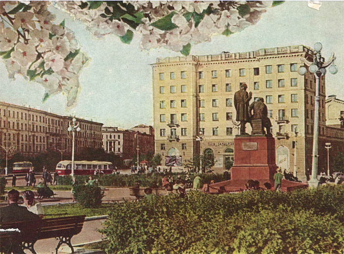 Открытка. Нижний Тагил. Памятник Е.А. и М.Е. Черепановым на Театральной площади